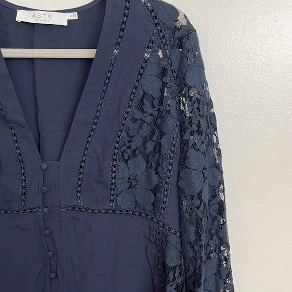 ASTR THE LABEL Navy Hallie Lace V Neck Lace Top Size L - Picture 3 of 5